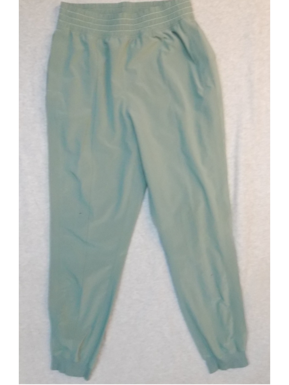 Lululemon women's on the fly 7/8 pants size 6 27” inseam woven in grey sage
